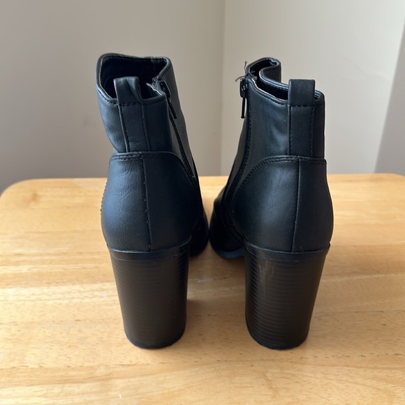 Boots - Picture 3 of 5